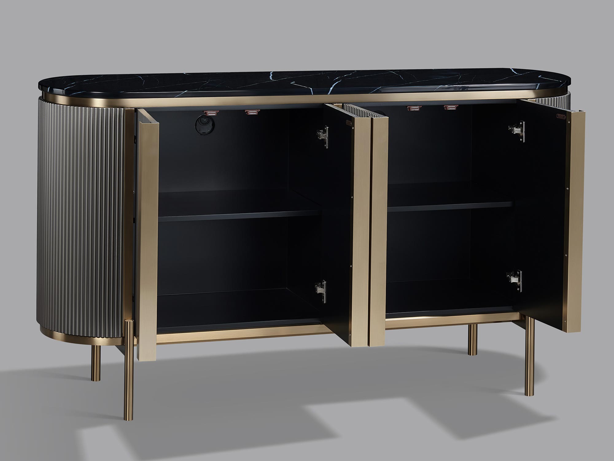 Luksusowa komoda z pionowym ryflowaniem i złotymi uchwytam