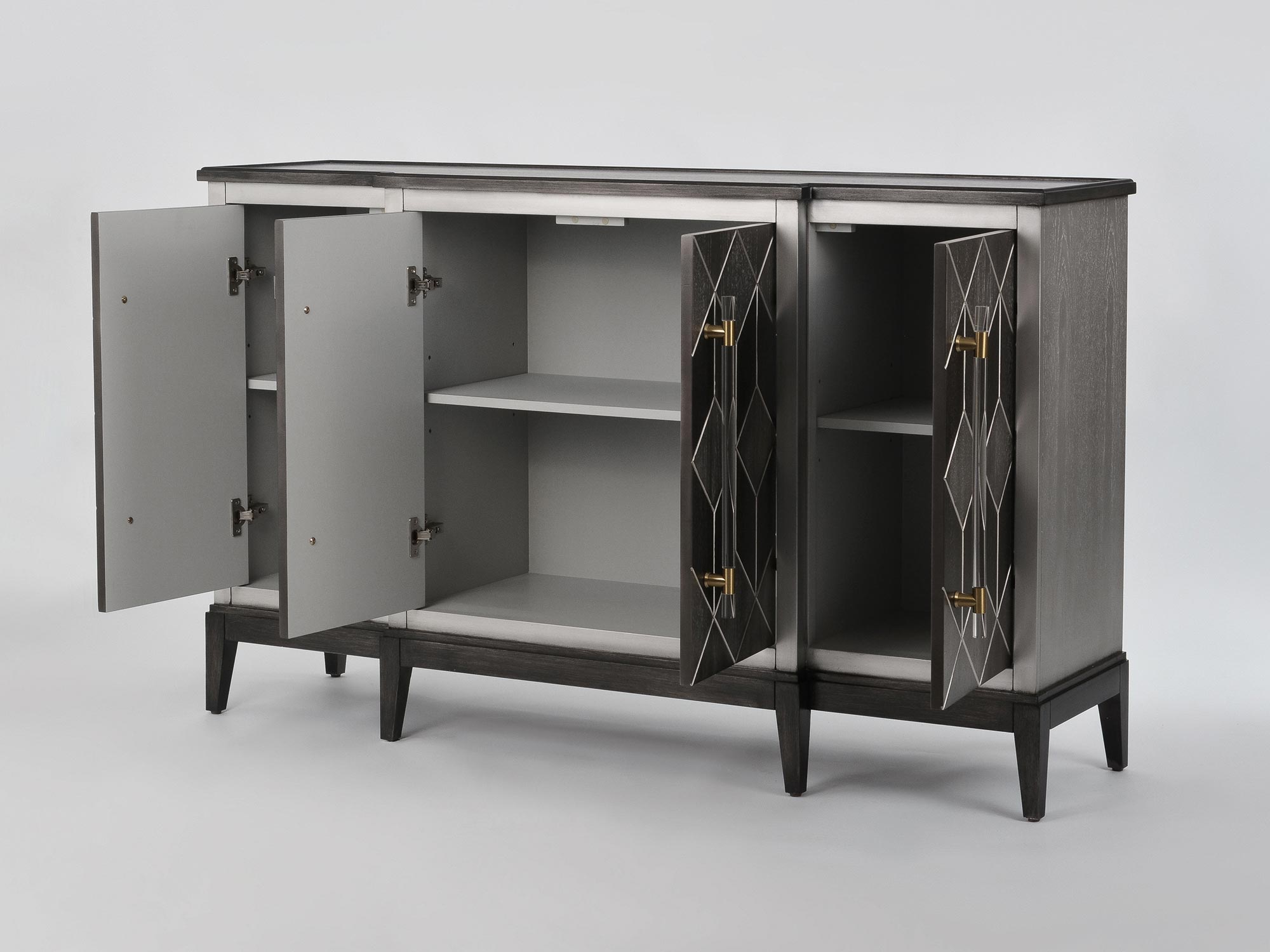 Szafka z ozdobnymi uchwytami i półkami w stylu retro