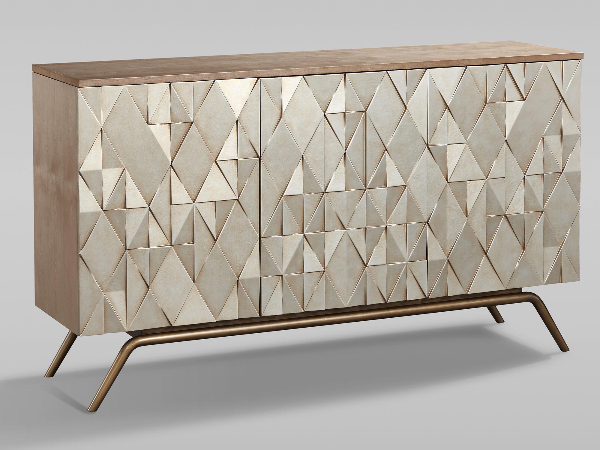 Komoda z beżowym frontem o trójkątnym wzorze i złotym wykończeniu