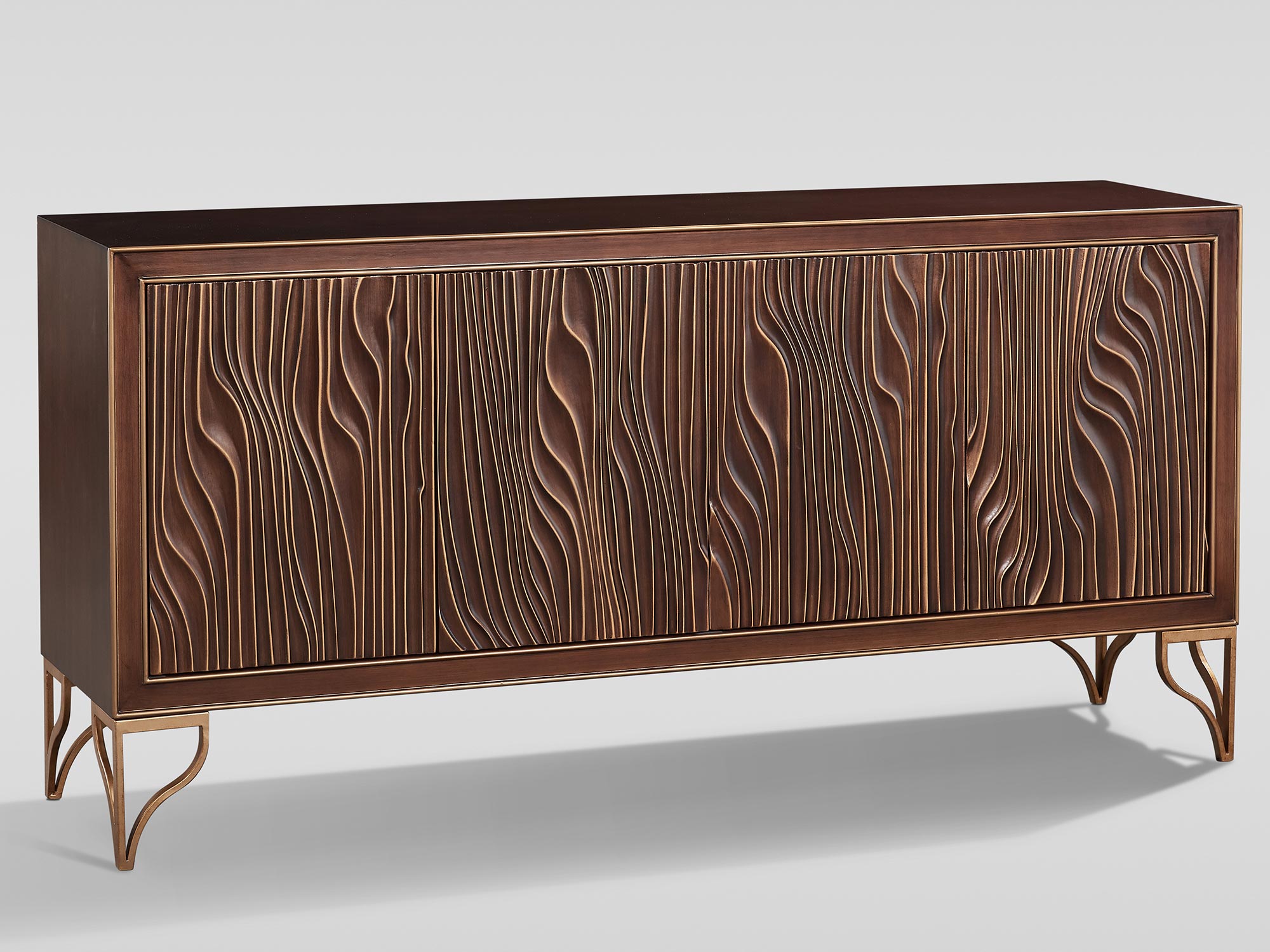 Elegancka komoda w kolorze orzecha włoskiego z rzeźbionym frontem i złotymi nóżkami