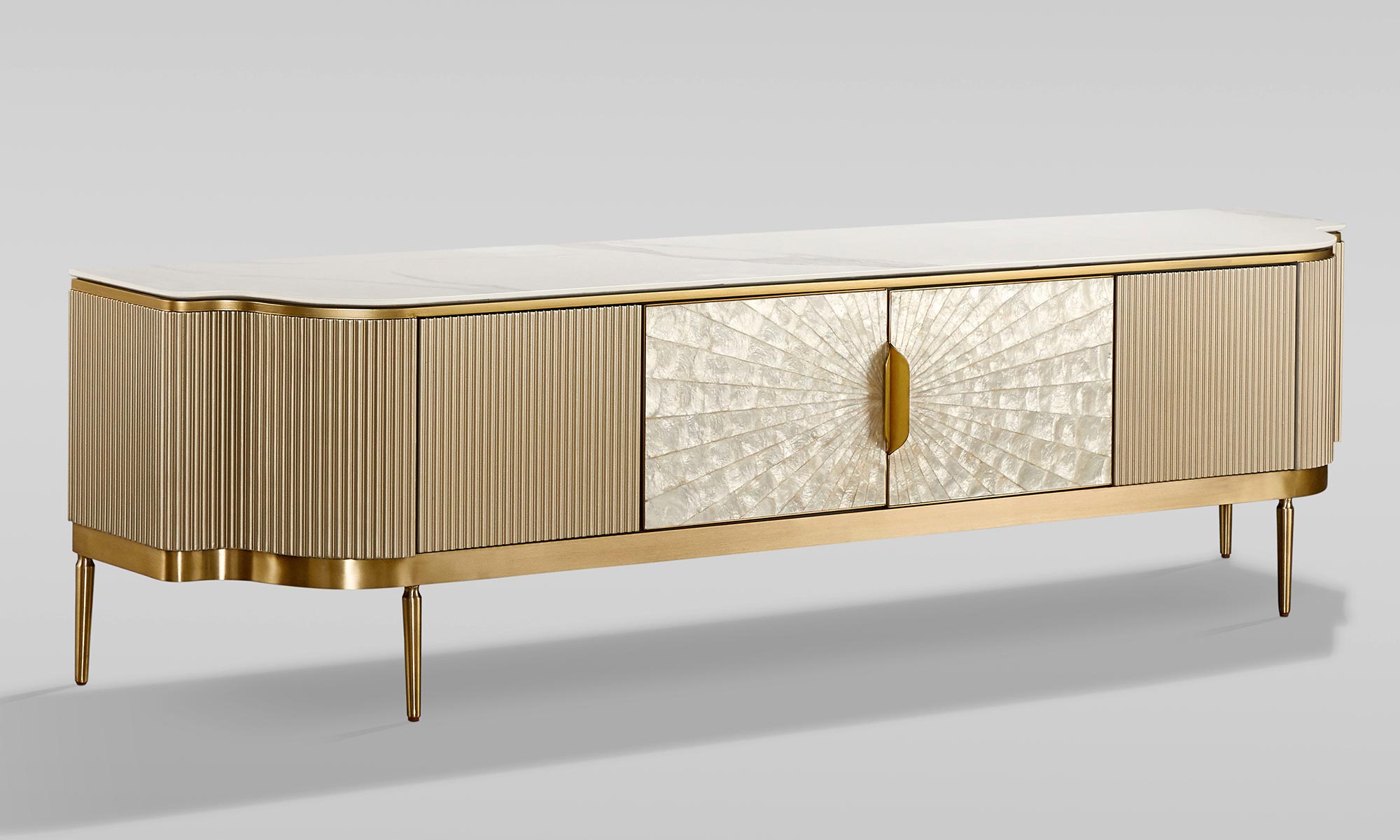 Luksusowa komoda z perłowymi frontami w złotym wykończeniu w stylu glamour