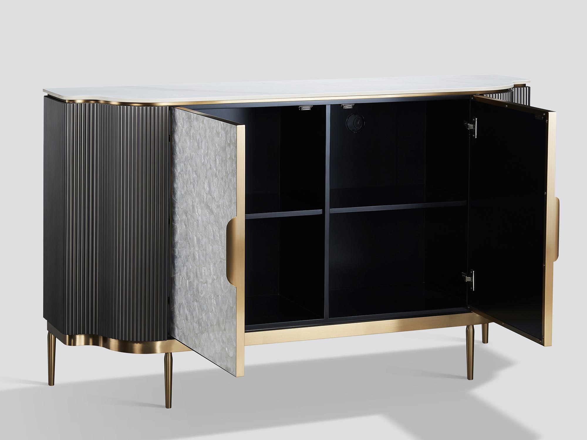 Oryginalna komoda w kolorze grafitowym z muszlą morską i  złotymi detalami Oryginalna komoda w kolorze grafitowym z muszlą morską i złotymi detalami