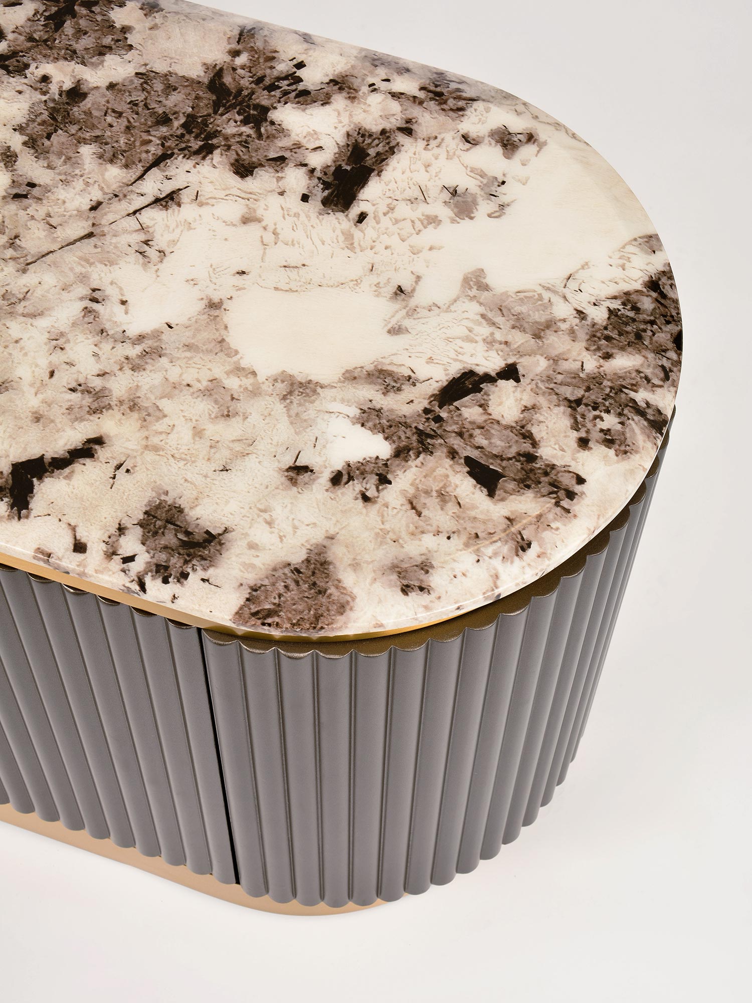 Zbliżenie na detale komody RTV w stylu glamour