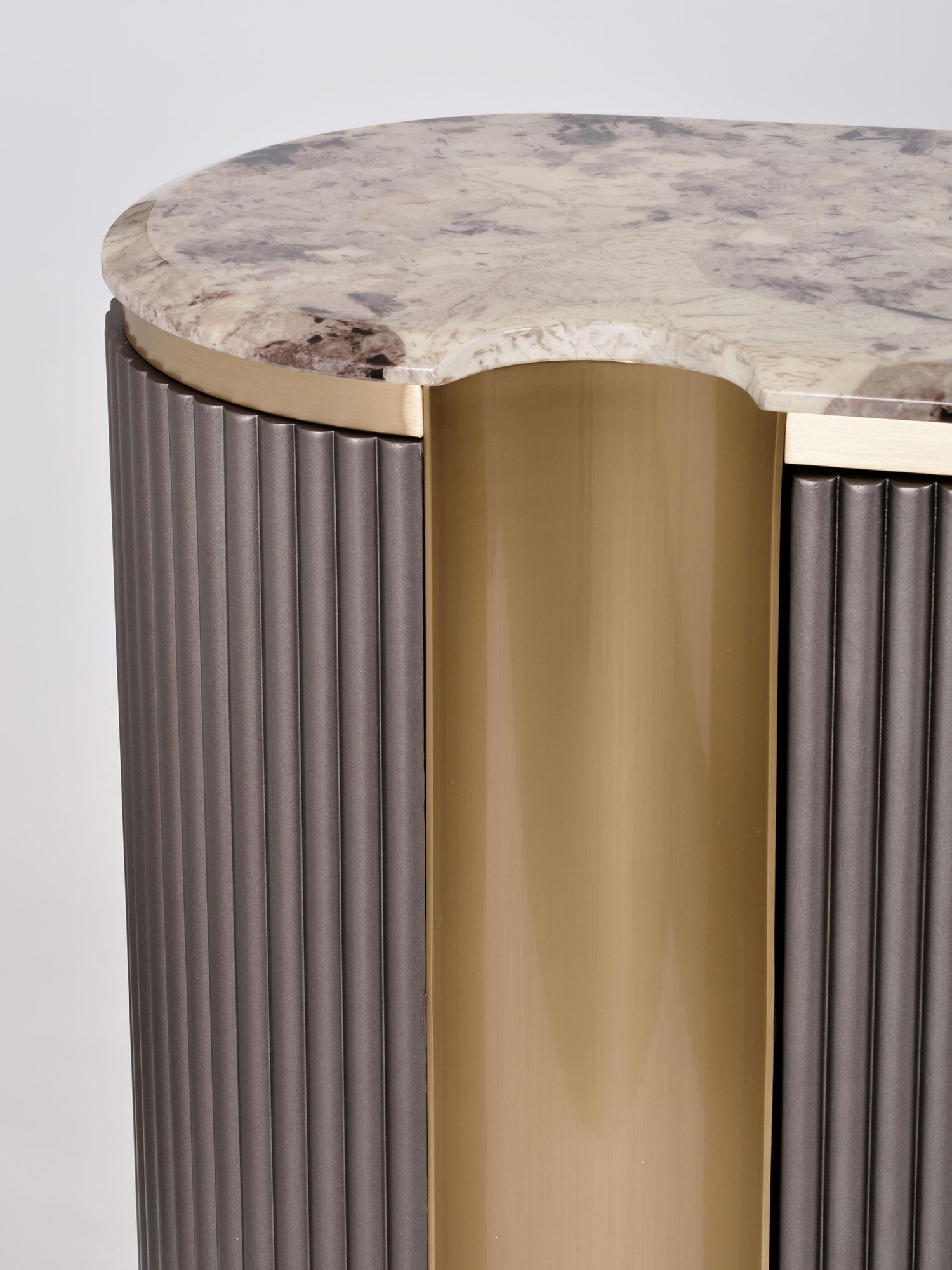 Komoda RTV z ryflowanymi frontami i marmurowym blatem