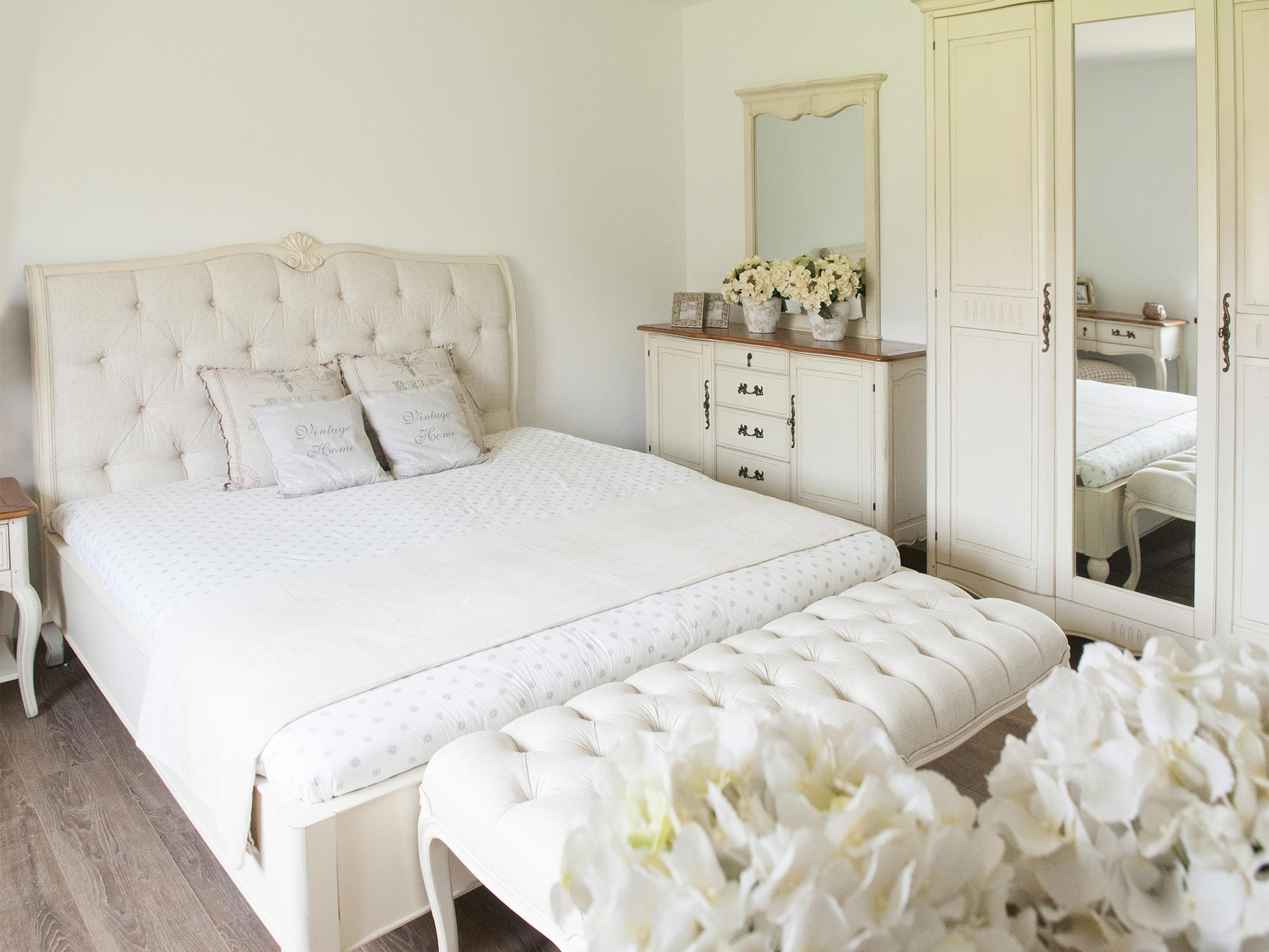 Komoda w aranżacji białej sypialni Komoda w aranżacji białej sypialni