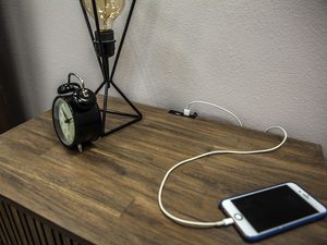 Miniatura 1 - Deska ze dřeva akacjowego z gniazdkiem USB – detail psacího stolu