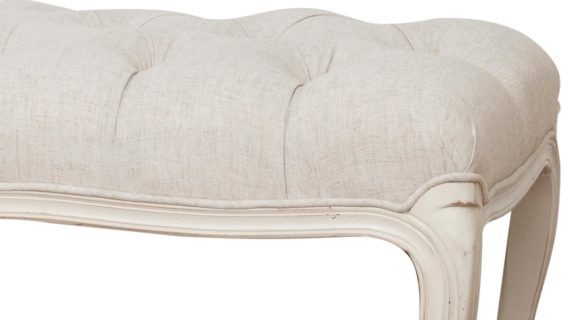 Miniaturka 1 - Detal tapicerowanego siedziska ławki w stylu prowansalskim kolor biały