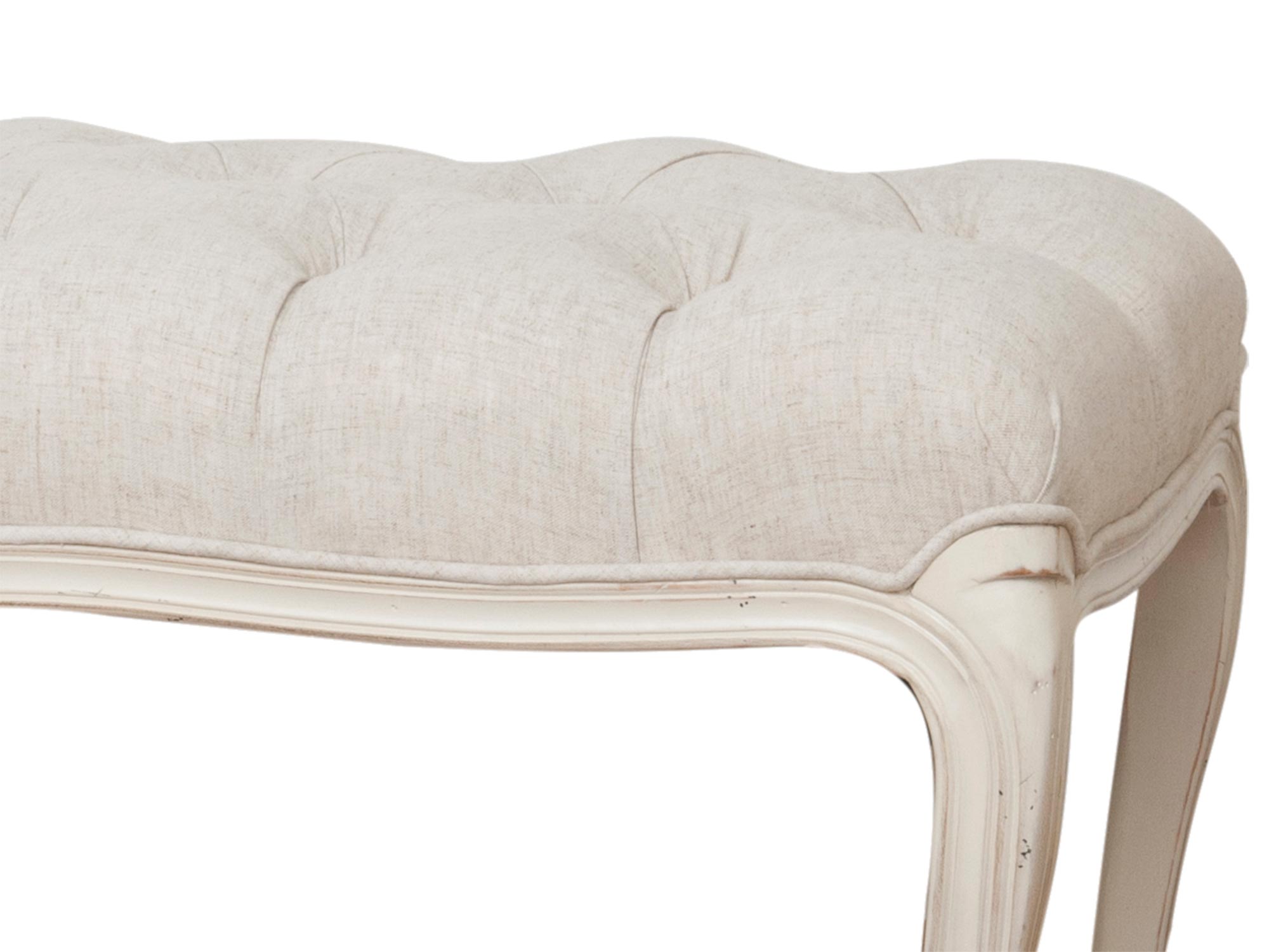 Detal tapicerowanego siedziska ławki w stylu prowansalskim kolor biały Detal tapicerowanego siedziska ławki w stylu prowansalskim kolor biały