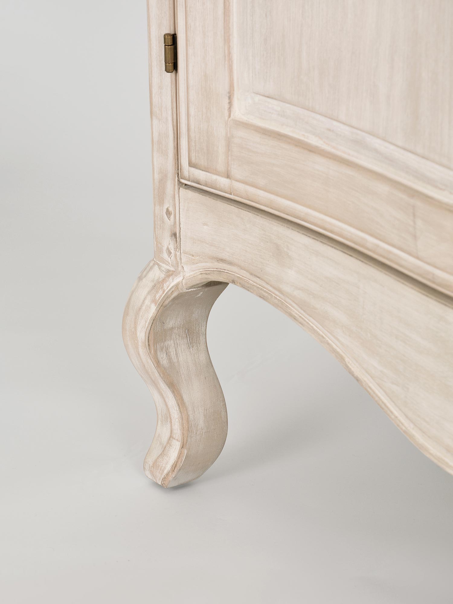 Zbliżenie na gięte nogi w komodzie w stylu prowansalskim