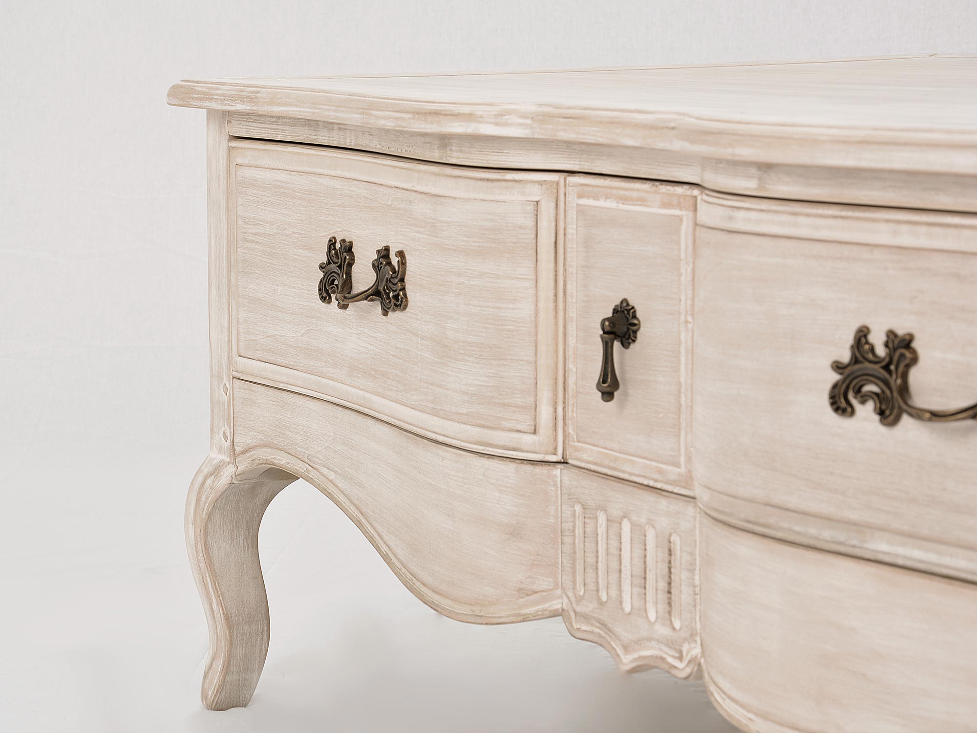 Stolik kawowy z litego drewna na frezowanych nogach w kolorze jasnego beżu