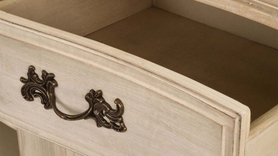 Miniaturka 10 - Komoda z Jasnobeżowego Drewna i Frezowaniami w Prowansalskim Stylu – Laguna