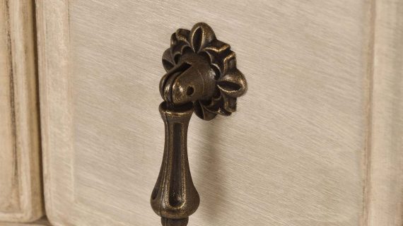 Miniaturka 12 - Komoda z Jasnobeżowego Drewna i Frezowaniami w Prowansalskim Stylu – Laguna