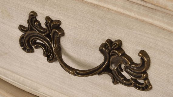 Miniaturka 13 - Komoda z Jasnobeżowego Drewna i Frezowaniami w Prowansalskim Stylu – Laguna