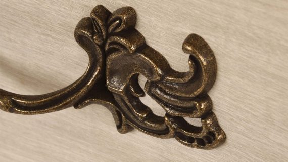 Miniaturka 14 - Komoda z Jasnobeżowego Drewna i Frezowaniami w Prowansalskim Stylu – Laguna