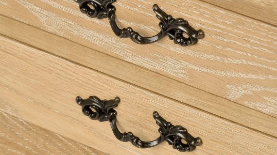 Miniaturka 10 - Szafka Nocna Francuska z Giętymi Nogami i Metalowymi Uchwytem – Venezia Oak