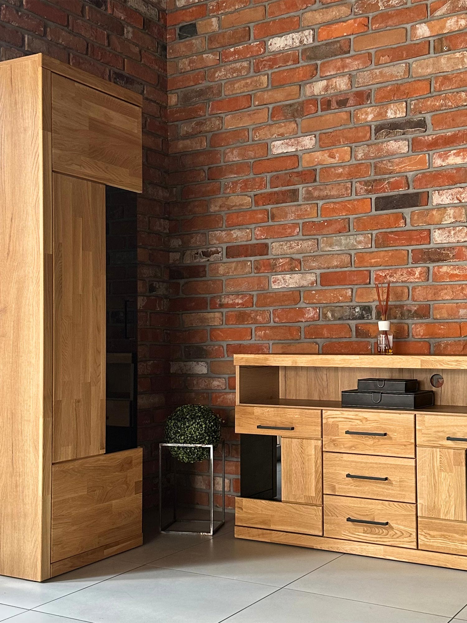 Wysoka szafa z pełnym drewnianym frontem