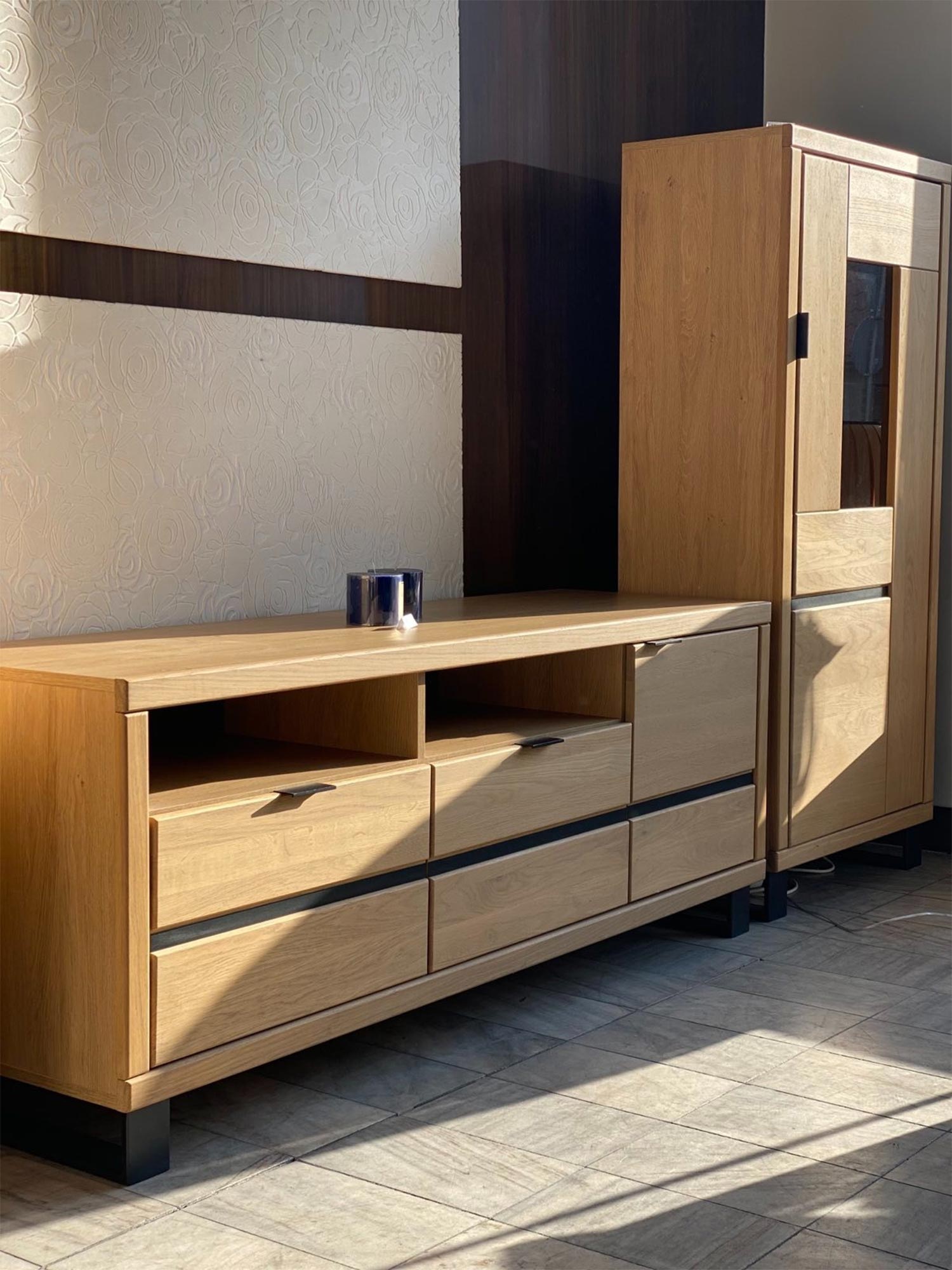 Zestaw mebli drewnianych w salonie z szafką RTV oraz witryny