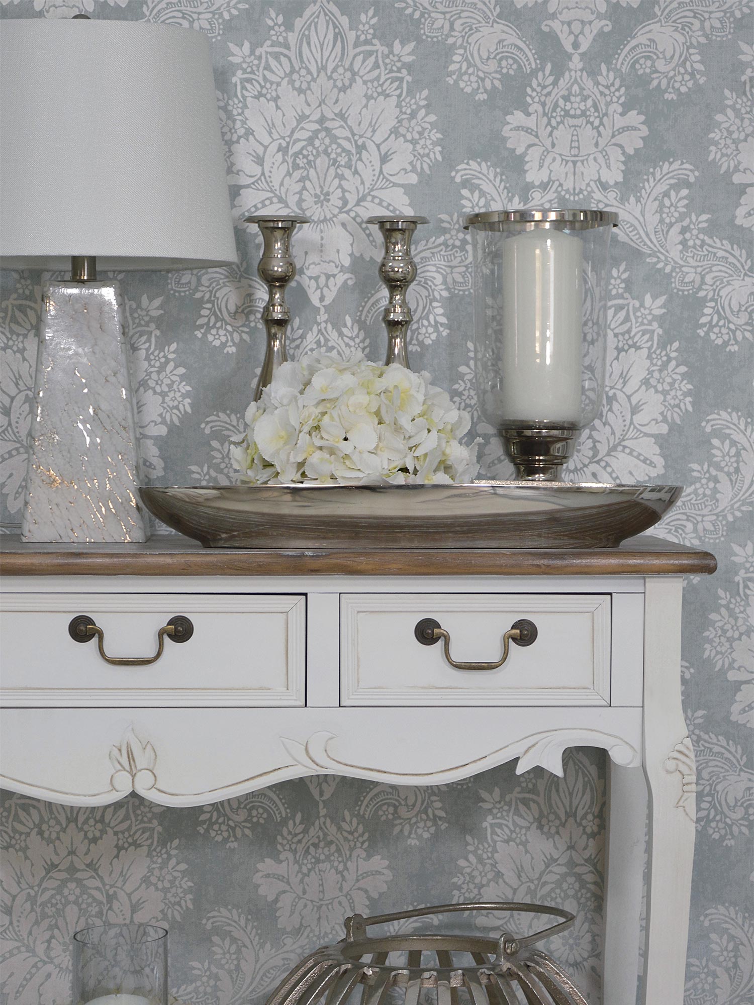 Drewniana konsola z dekoracyjnymi frontami w stylu prowansalskim