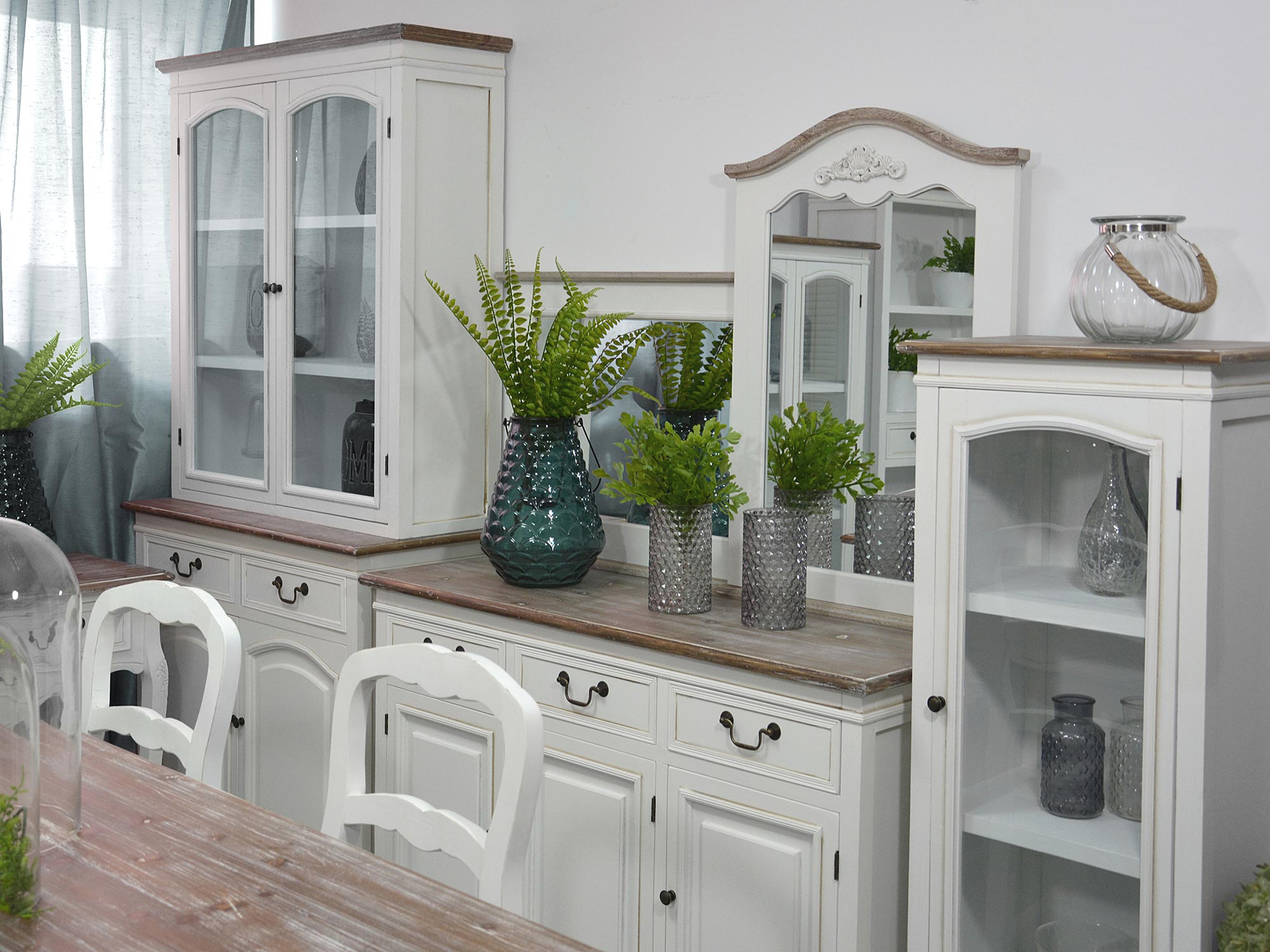 Stylowa kuchnia z drewna paulowni w kolorze białym