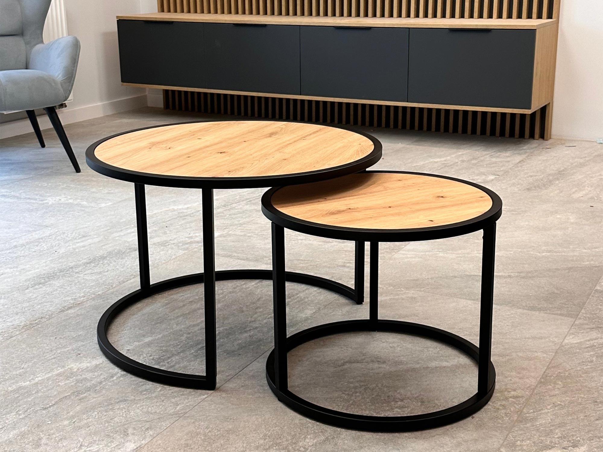 Dwa stoliki z czarnymi nogami i drewnianym blatem