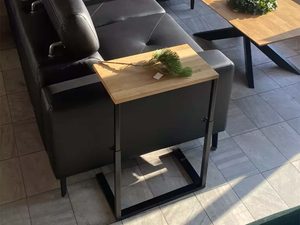Miniaturka 4 - Stolik pomocniczy dębowy przy skórzanej sofie w salonie loft