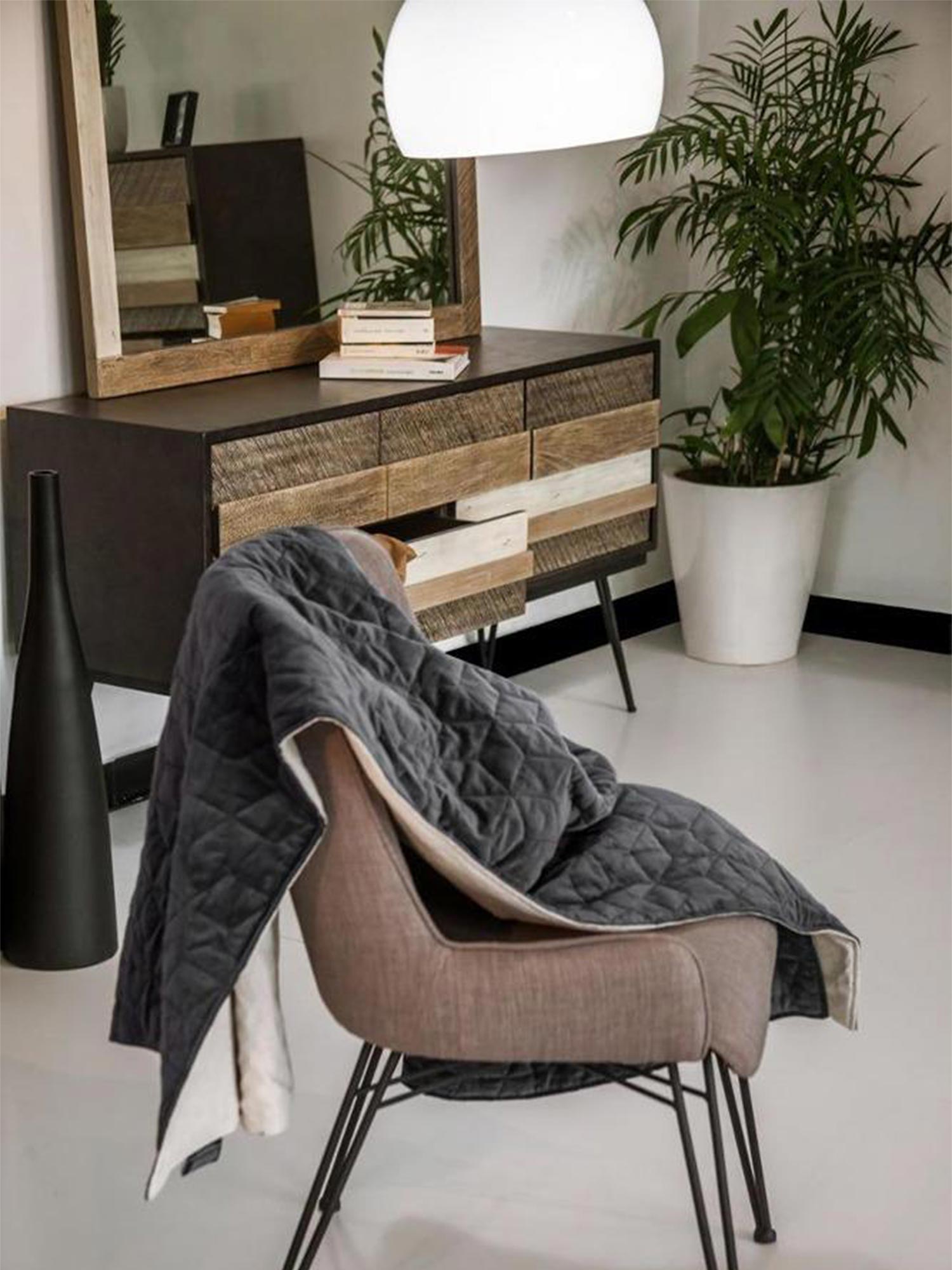 Drewniana komoda z dekoracyjnymi frontami i metalowymi nogami w stylu industrialnym kolor naturalny