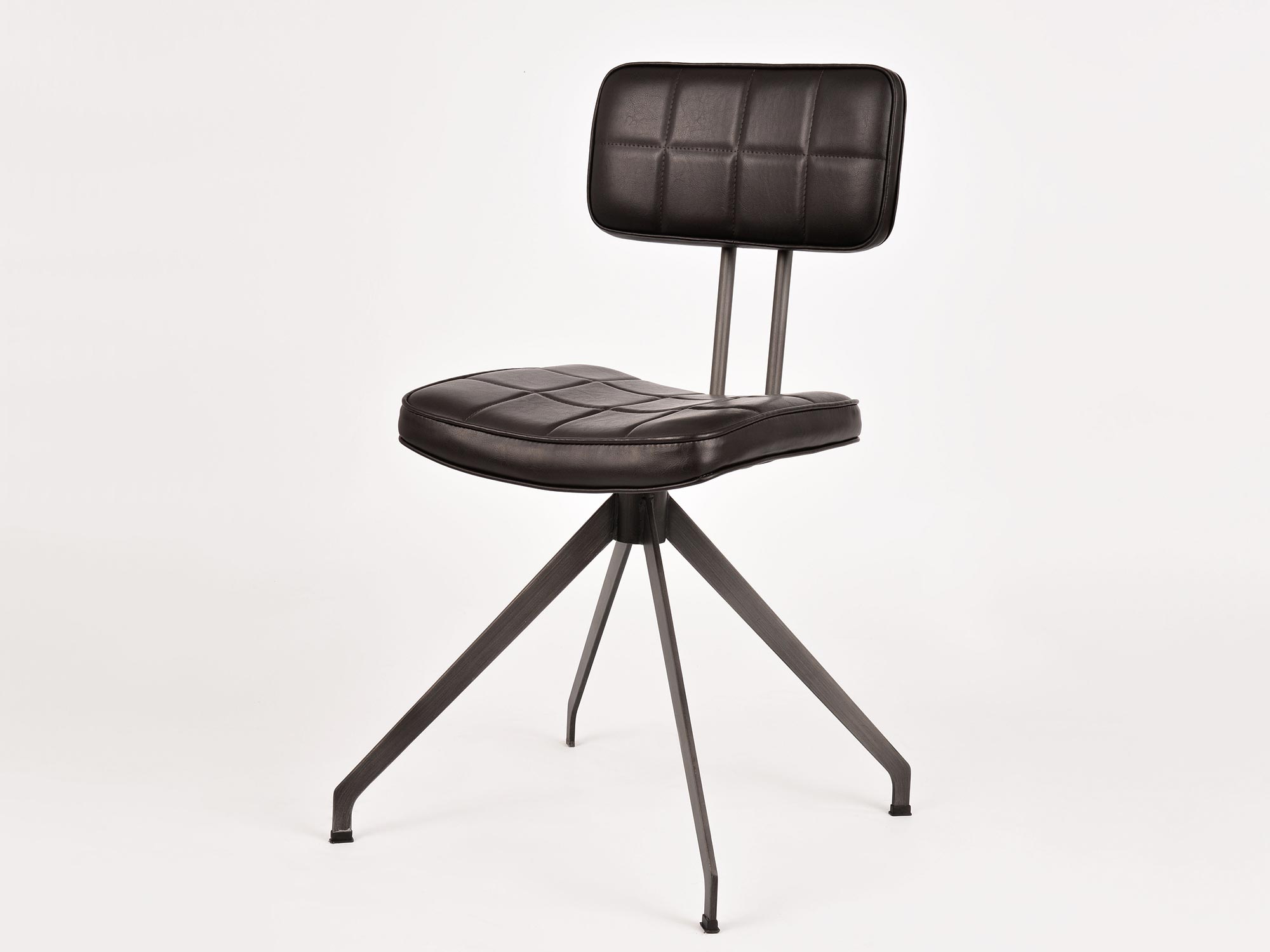 Nowoczesne krzesło z czarnym, tapicerowanym siedziskiem na metalowych nogach