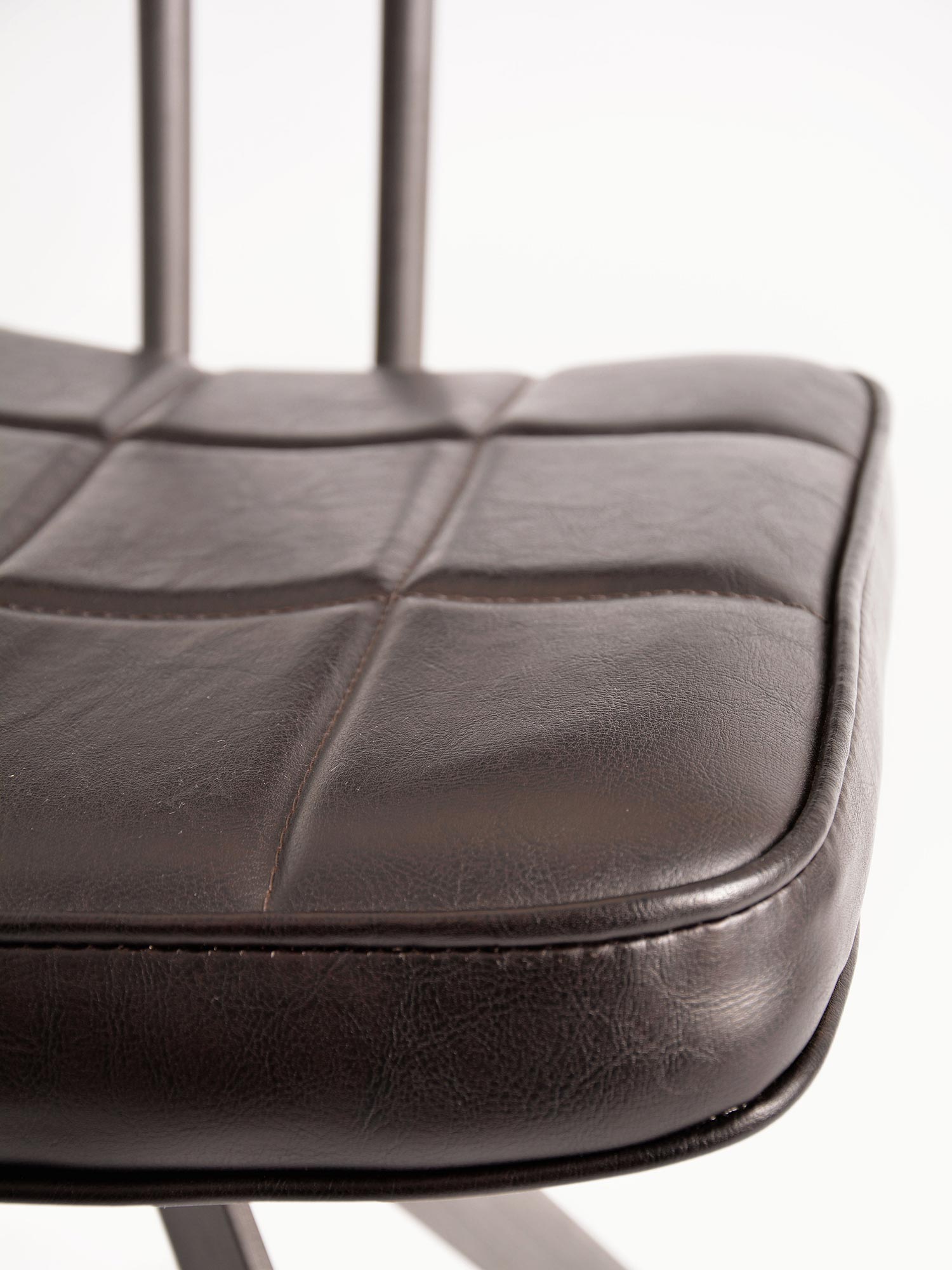 Detal tapicerowanego oparcia krzesła ze skóry ekologicznej