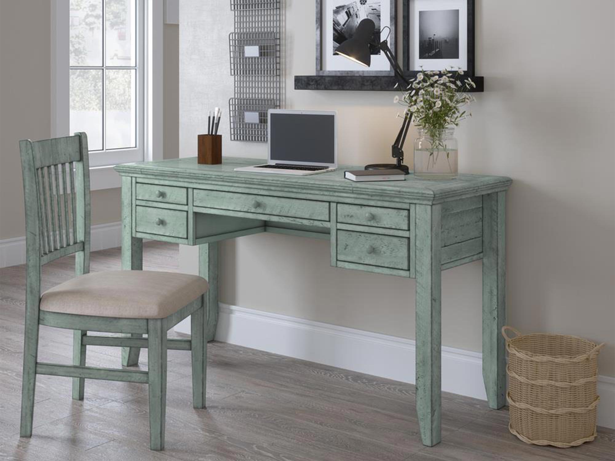 Biurko w stylu rustykalnym z toczonymi nogami i drewnianymi frontami