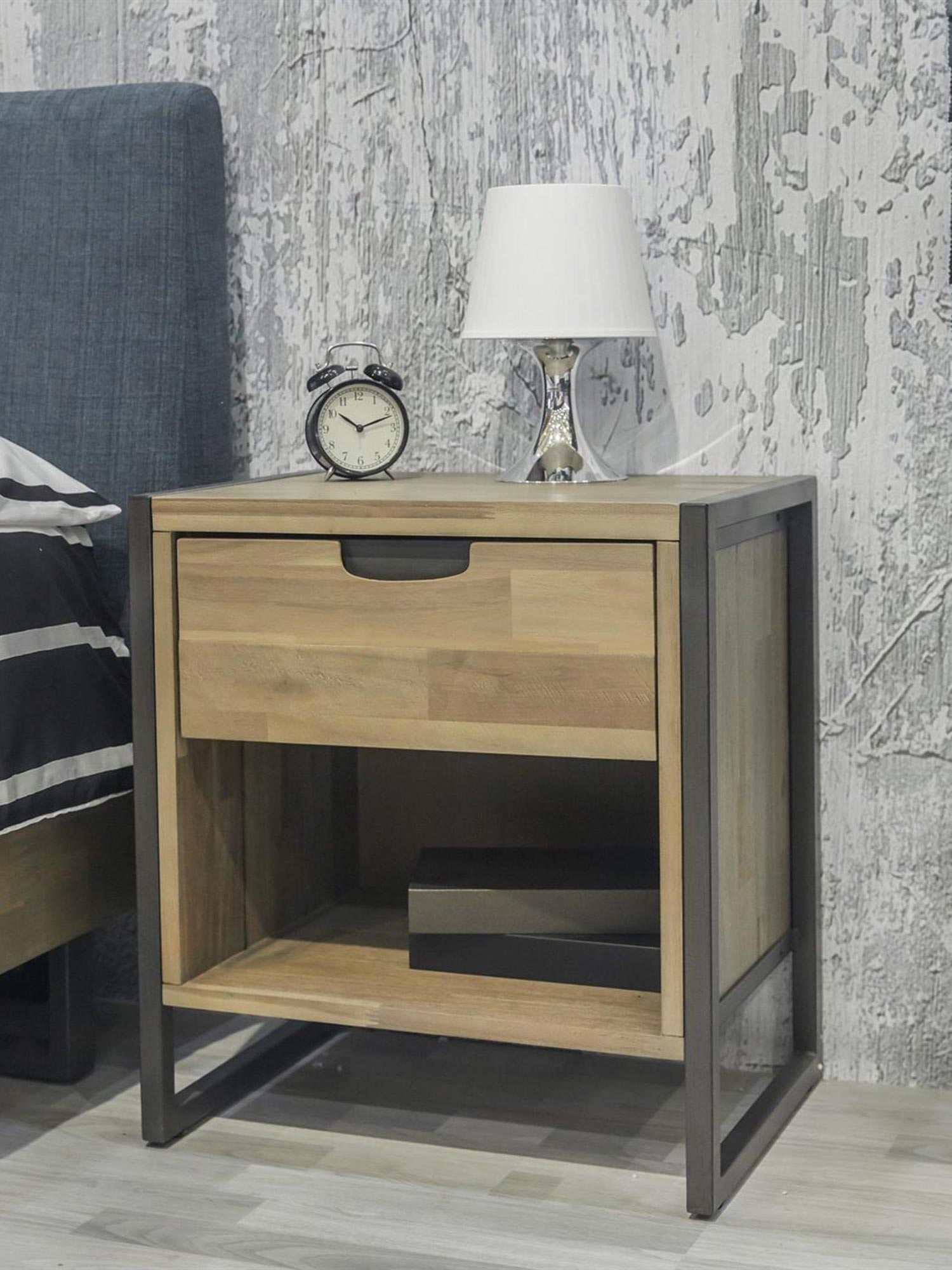 Szafka nocna z elementami litego drewna do aranżacji skandynawskiej