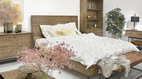 Miniaturka 3 - Aranżacja sypialni z łóżkiem i meblami z drewna