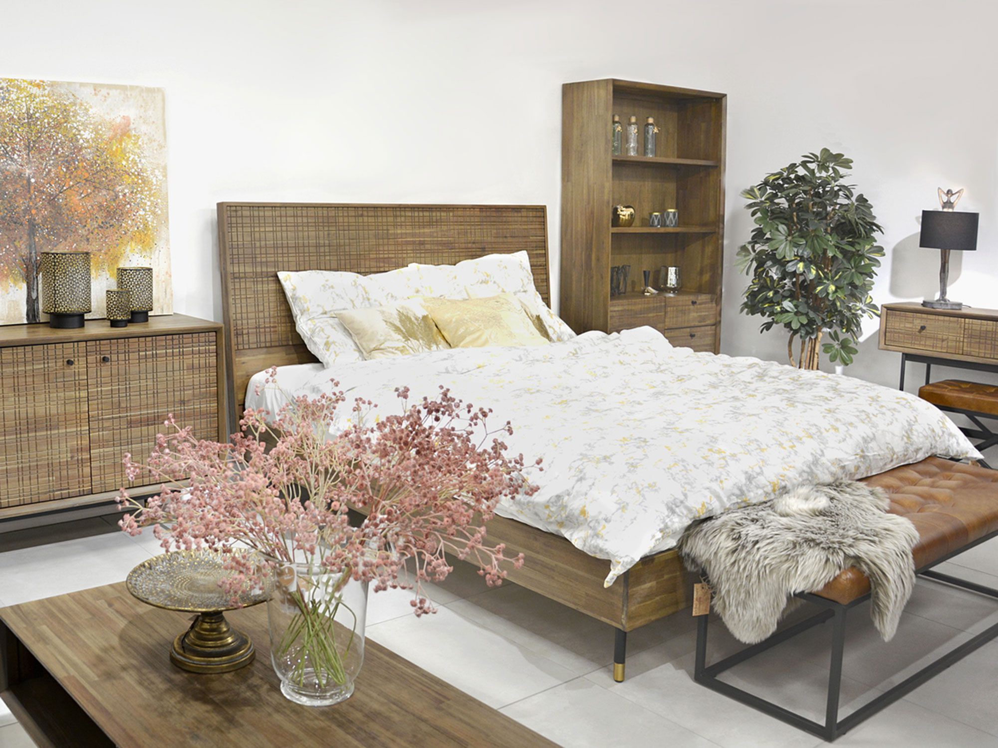 Aranżacja sypialni z łóżkiem i meblami z drewna Aranżacja sypialni z łóżkiem i meblami z drewna