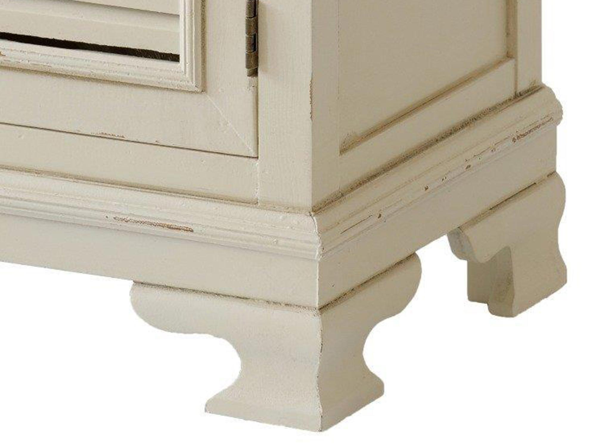 Detal drewnianych frontów szafki w stylu prowansalskim kolor biały