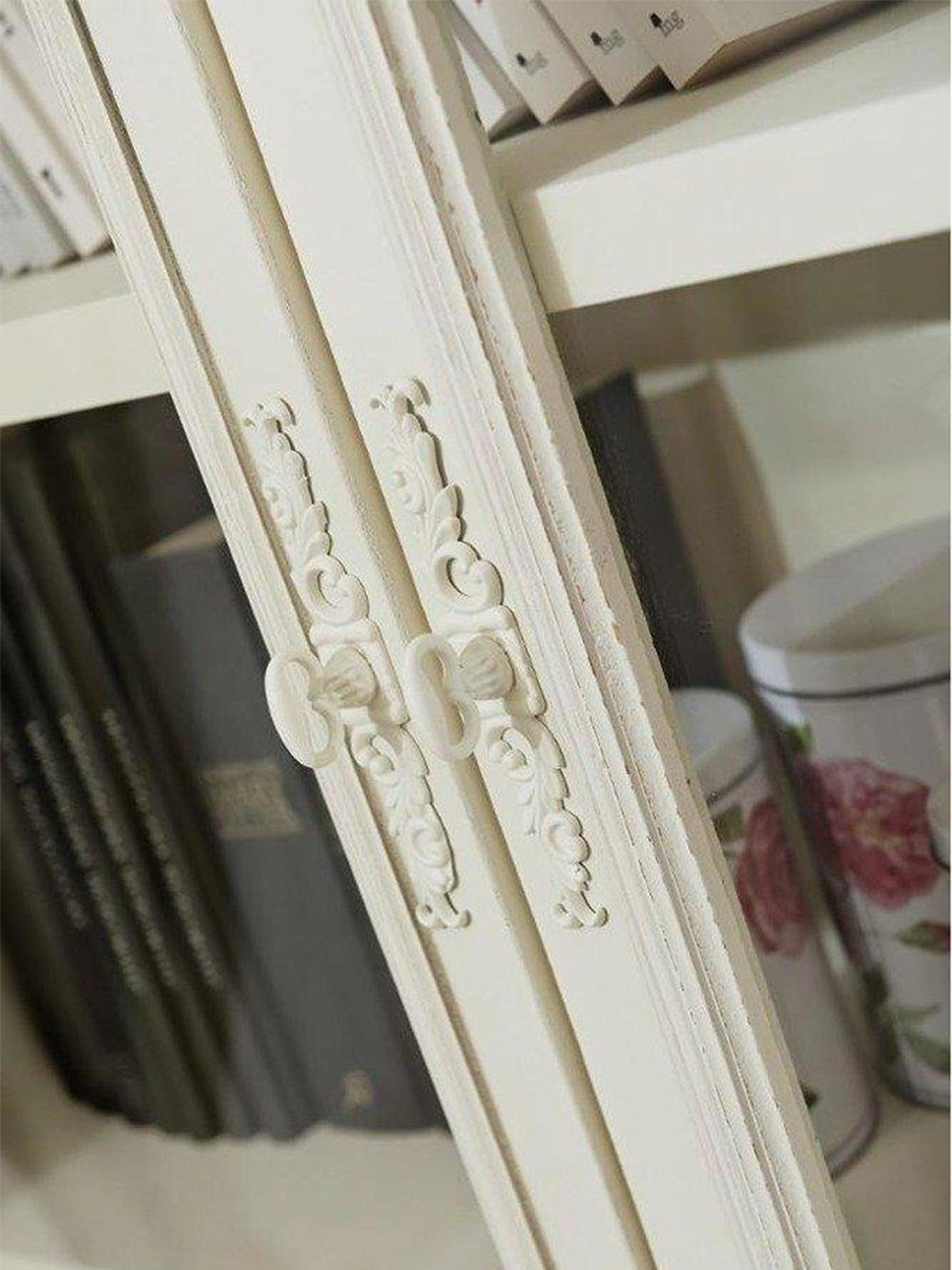 Drewniana witryna z dekoracyjnymi frontami i przeszklonymi drzwiami w stylu prowansalskim kolor kremowy