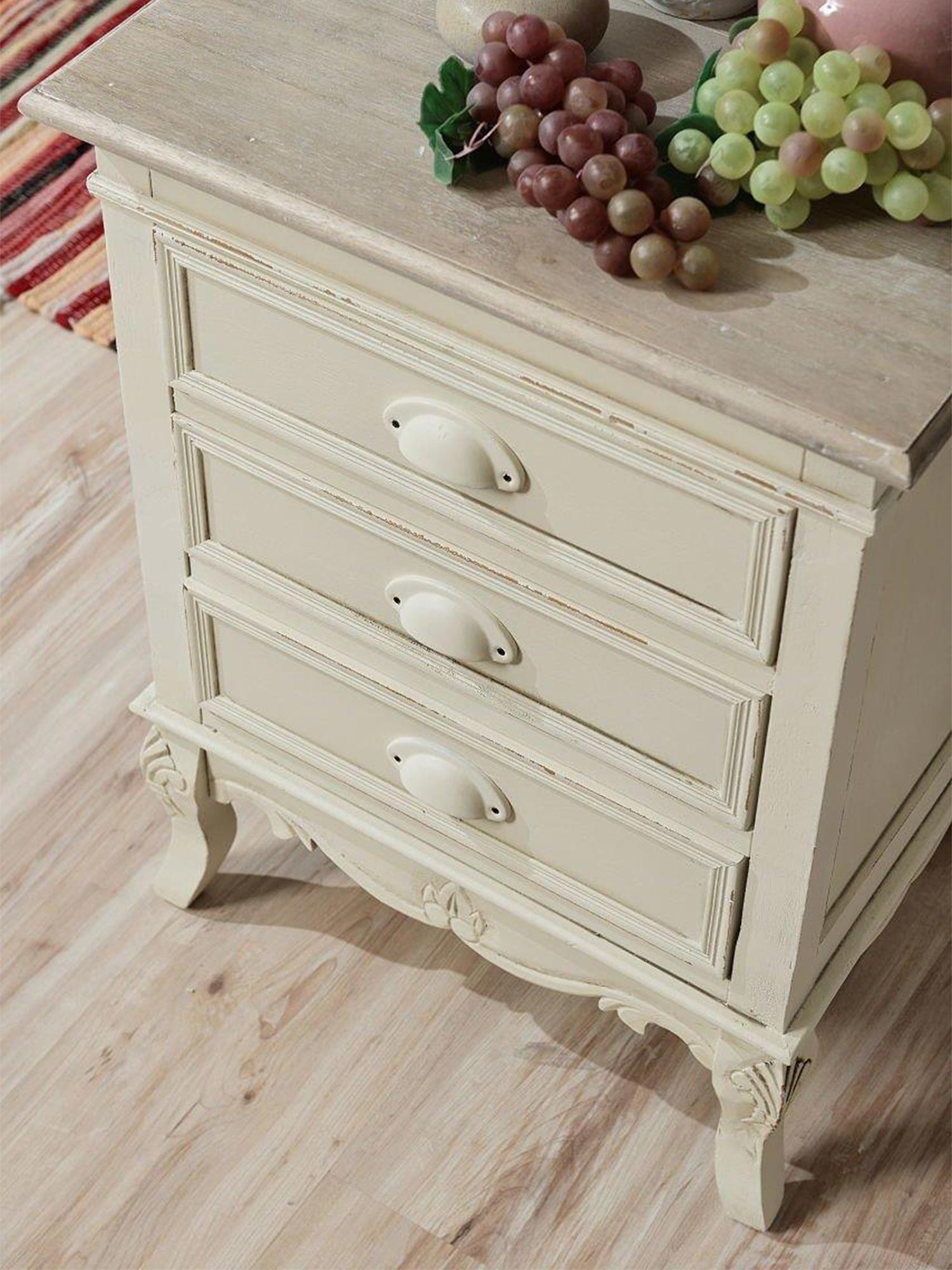 Szafka nocna w stylu francuskim