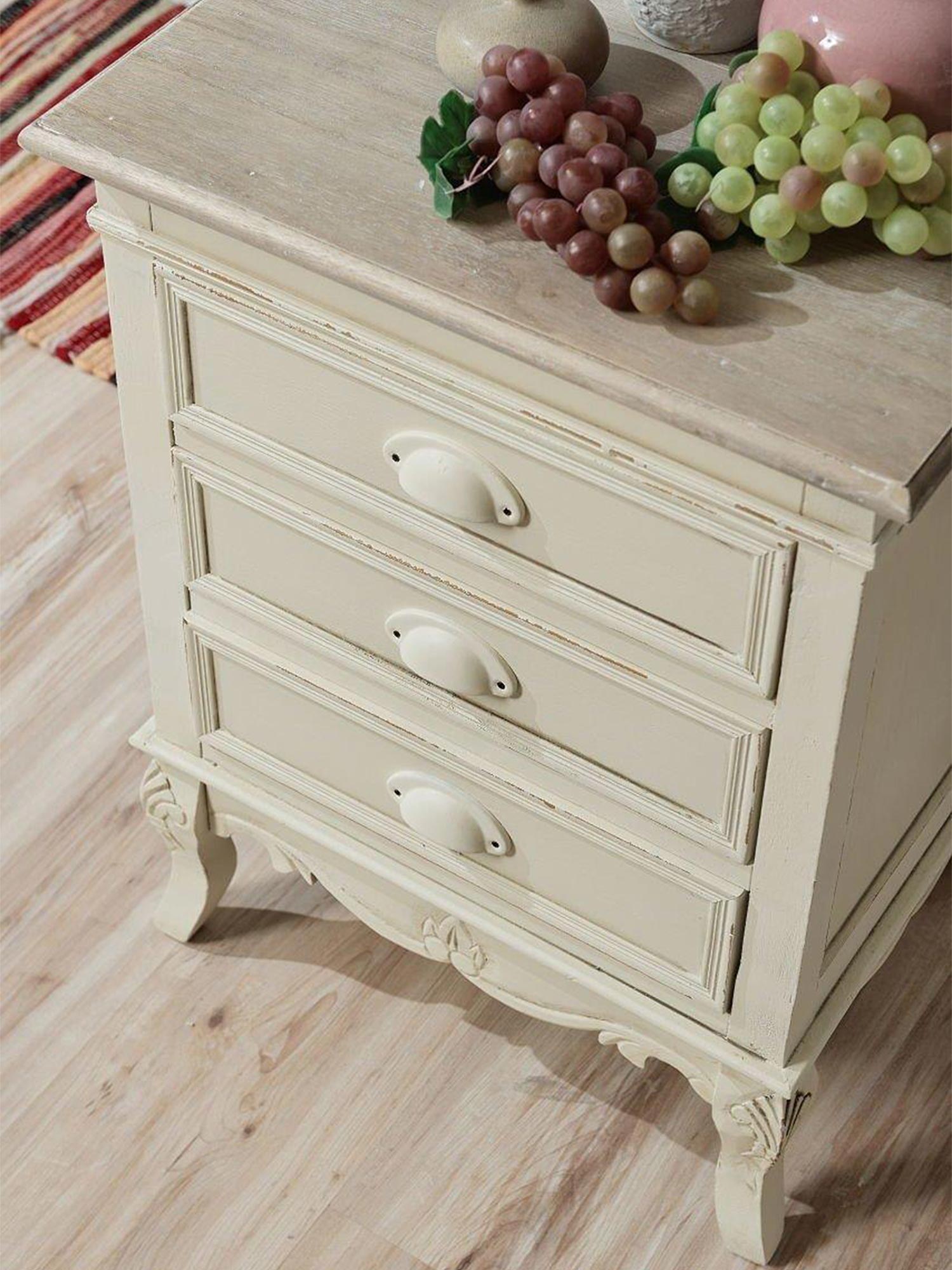 Detal rzeźbionych nóg drewnianej szafki nocnej