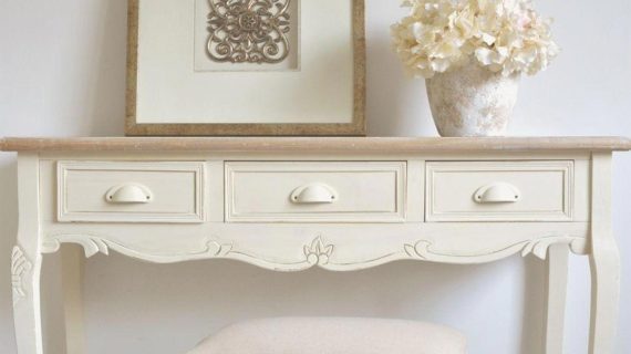 Miniaturka 2 - Drewniana konsola z dekoracyjnymi frontami i metalowymi uchwytami w stylu prowansalskim kolor kremowy