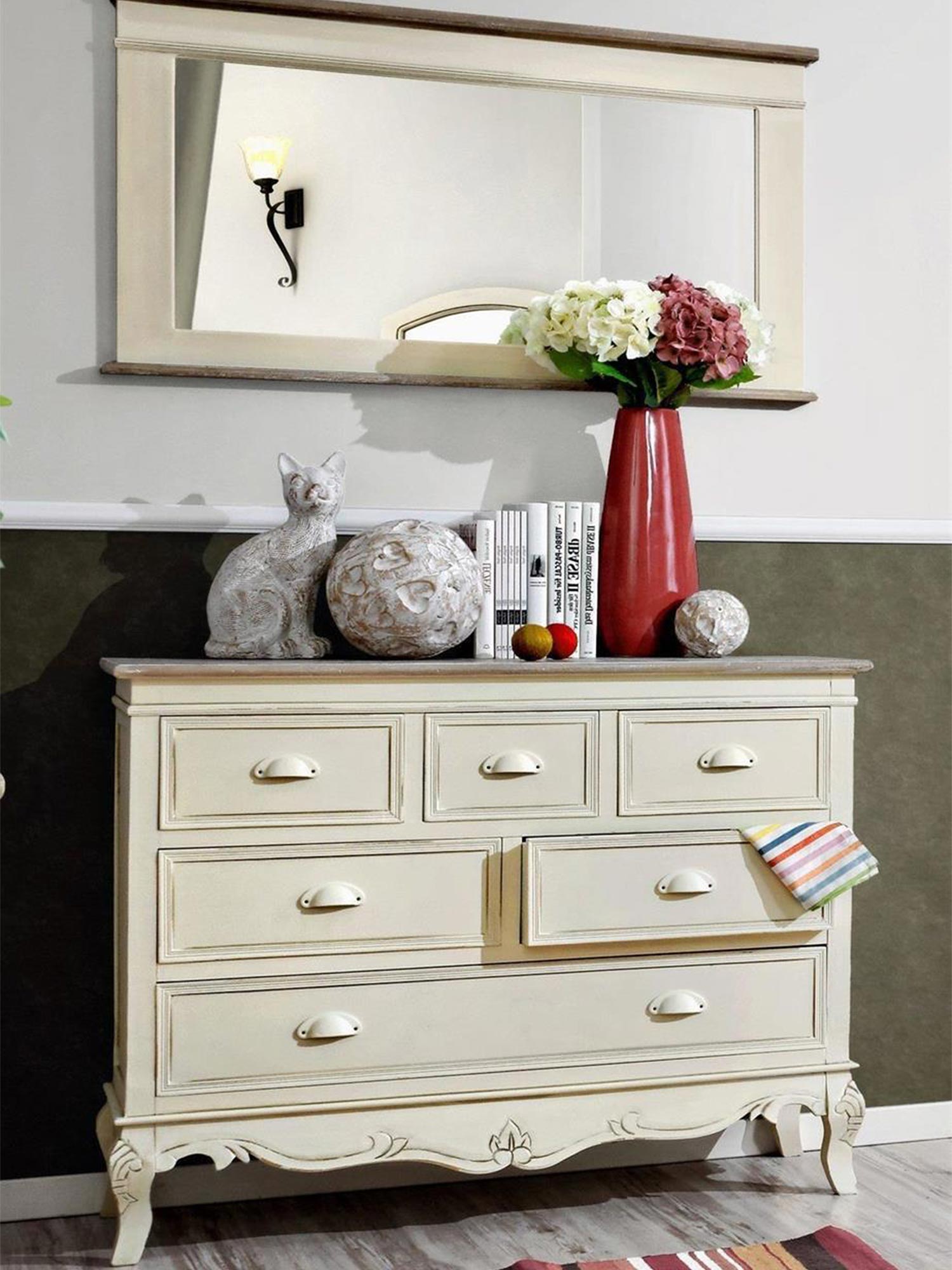 Detal drewnianych szuflad komody w stylu prowansalskim kolor kremowy