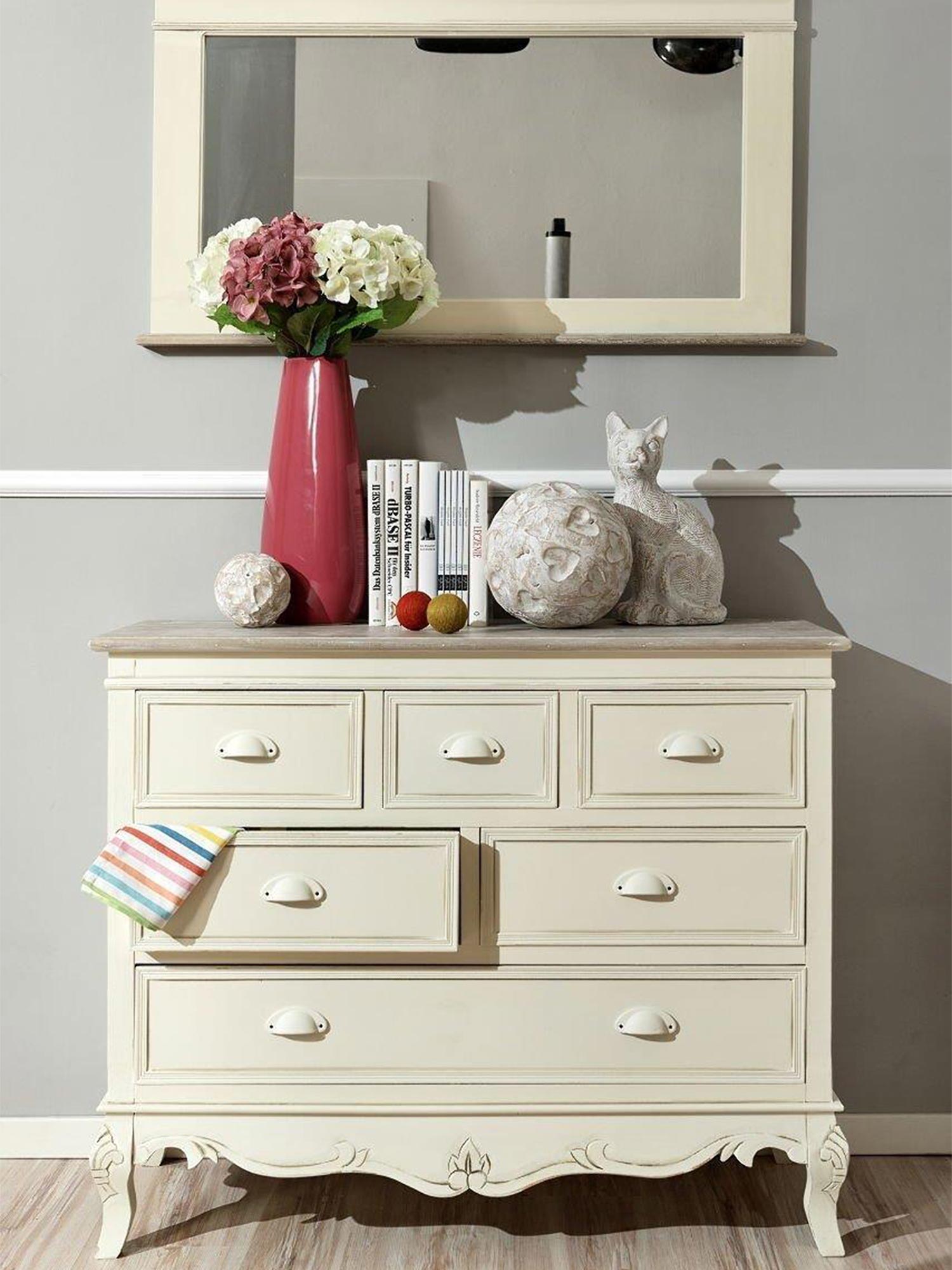 Drewniana komoda z szufladami i dekoracyjnymi frontami w stylu prowansalskim kolor kremowy