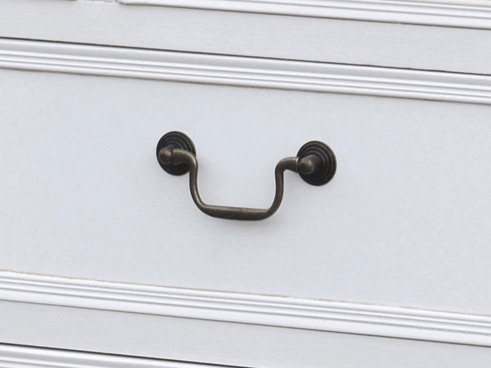 Detal uchwytu białej drewnianej komody w stylu prowansalskim