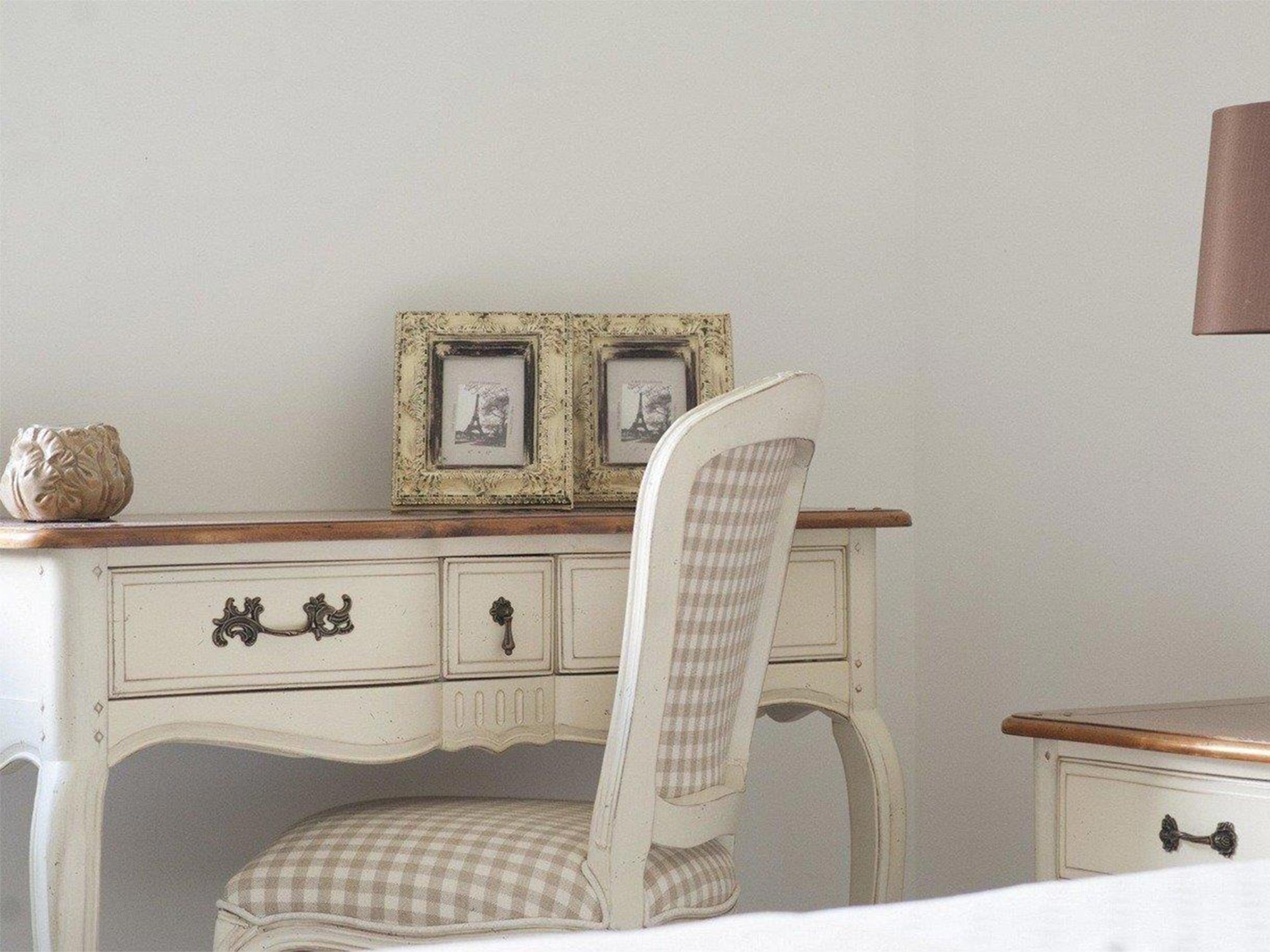 Drewniana konsola z dekoracyjnymi frontami w stylu prowansalskim kolor biały