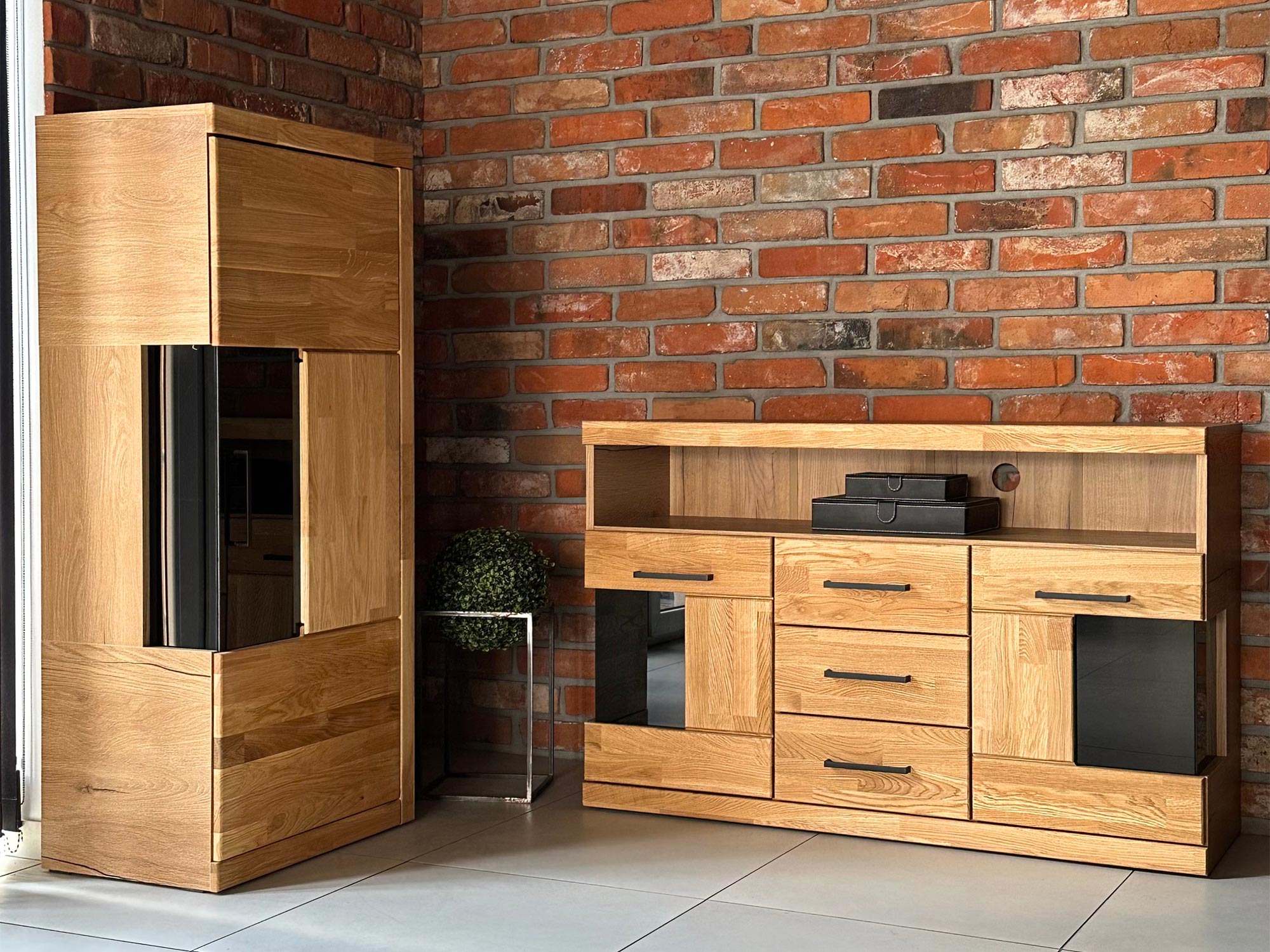 Komoda RTV z szerokim blatem i trzema szufladami