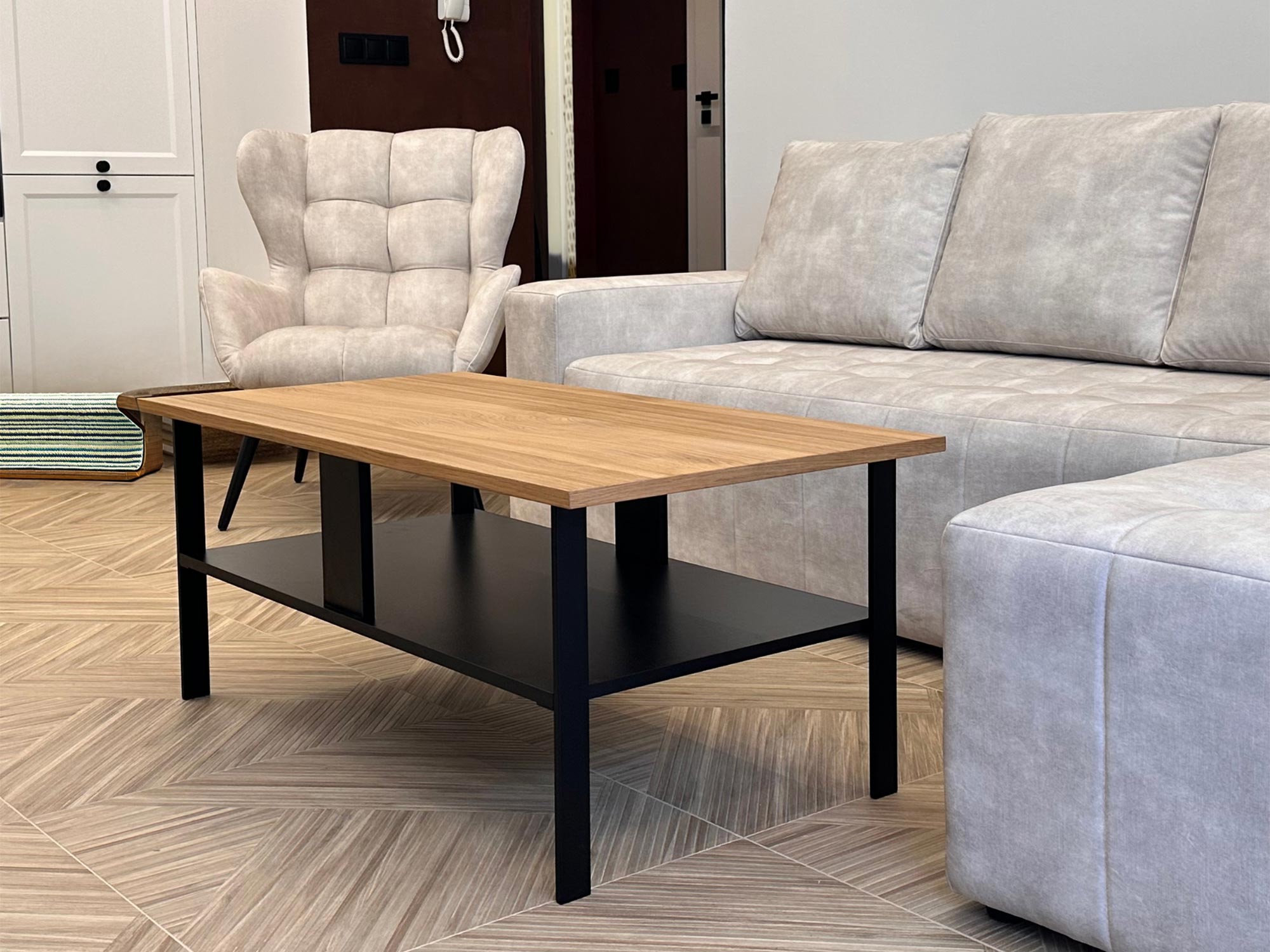 Stolik z czarnym metalowym stelażem w jasnym salonie