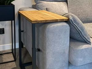 Miniaturka 8 - Stolik pomocniczy dębowy przy szarej sofie z kocem aranżacja