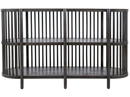 Otwarty regał w industrialnym stylu z drewnianymi półkami