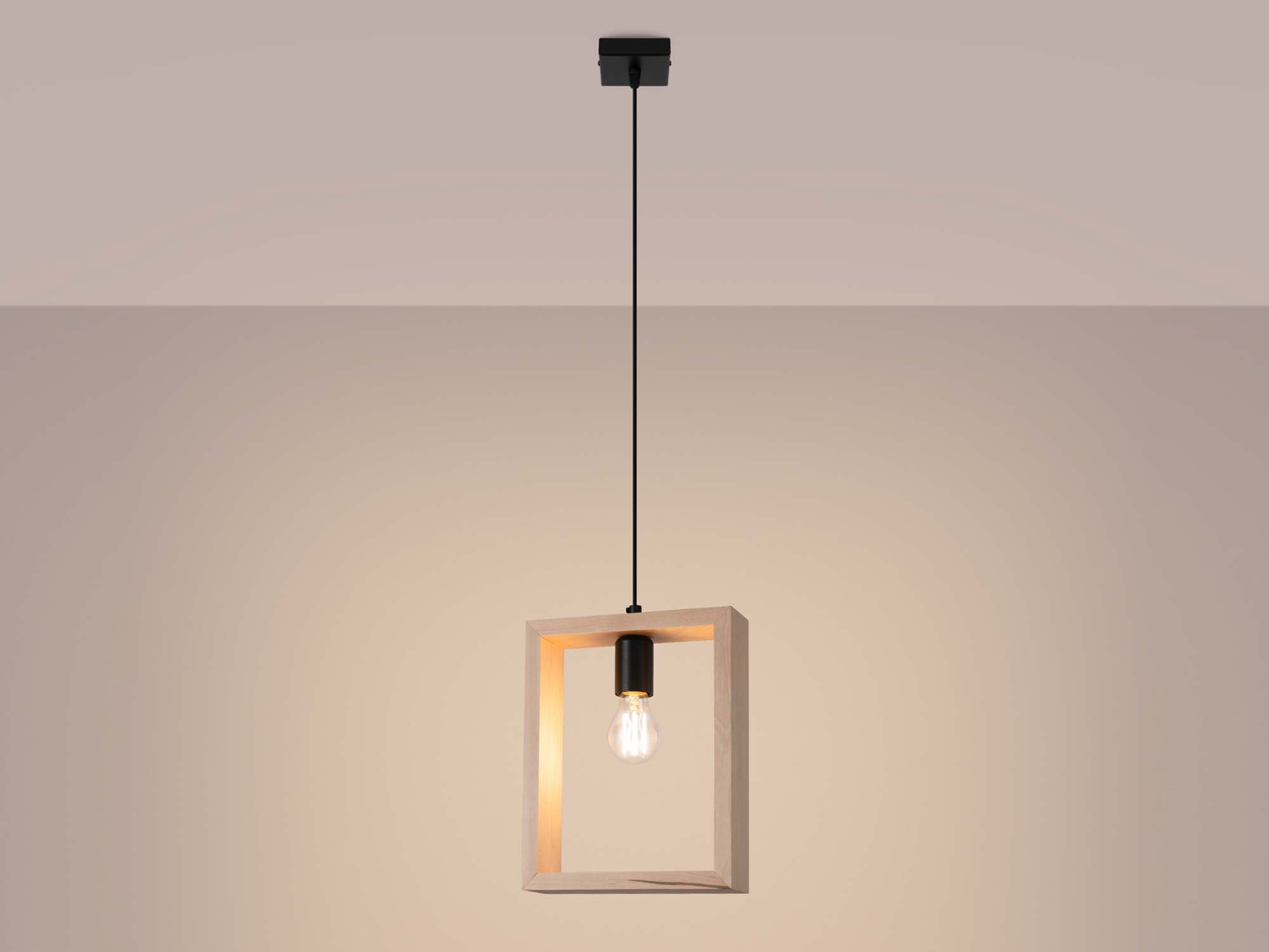 Světlá dřevěná závěsná lampa s rozsvícenou filamentovou žárovkou