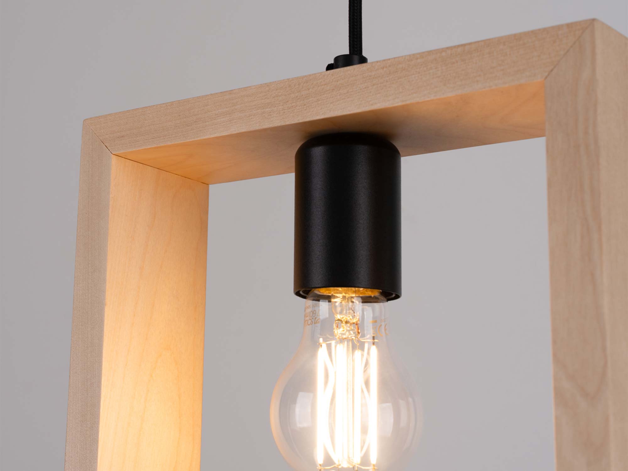 LED filamentová žárovka v dřevěném rámu závěsné lampy