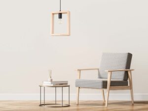 Miniaturka 12 - Lampa wisząca z jasnego drewna w aranżacji salonu z fotelem