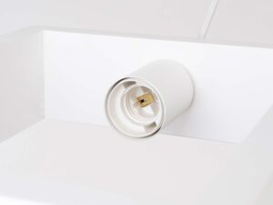 Miniaturka 9 - Detal oprawki E27 w białej metalowej ramie lampy wiszącej
