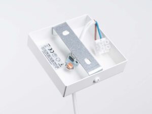 Miniaturka 11 - Wnętrze podsufitki lampy z kostką elektryczną i kolorowym okablowaniem